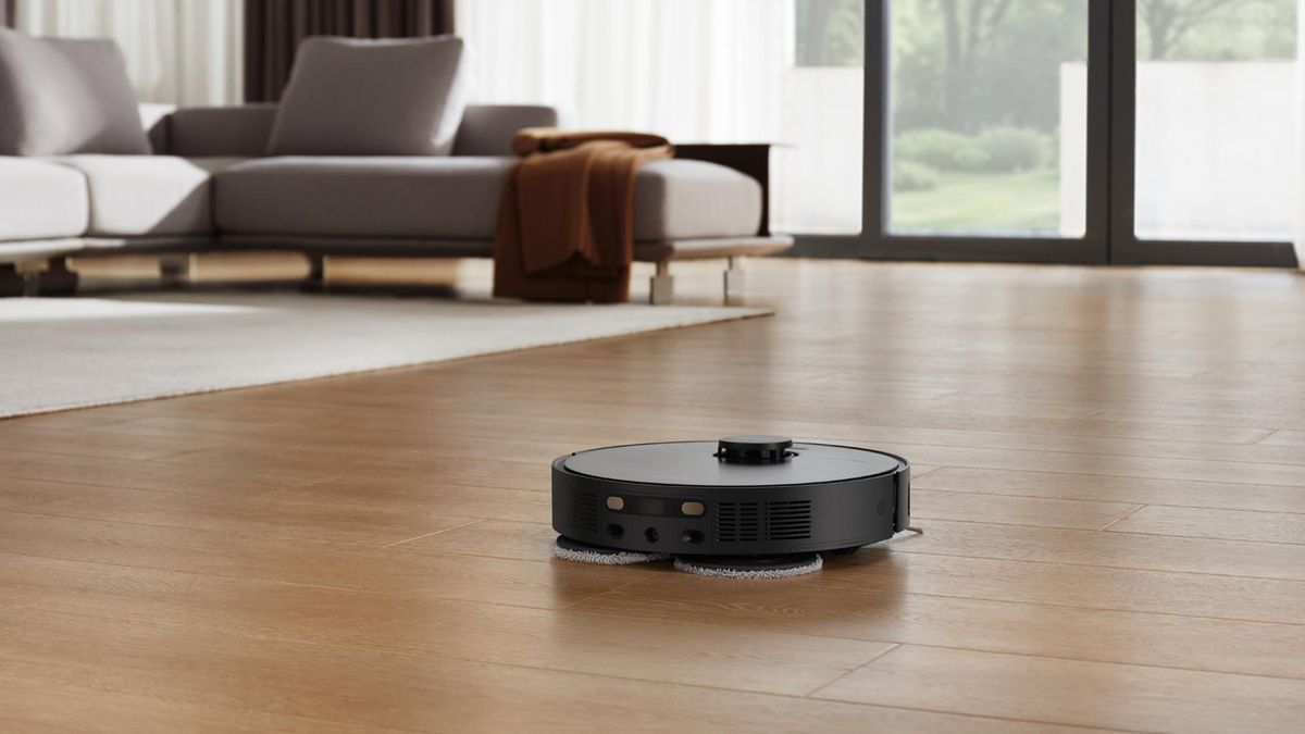 Dreame X40 Ultra mopping a hardwood floor